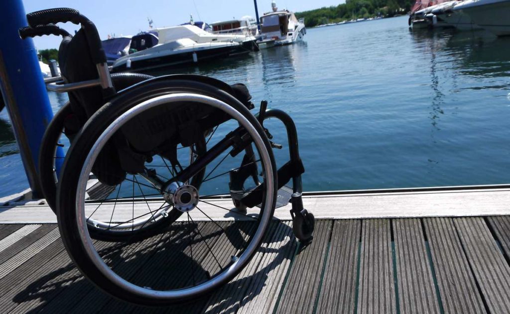 Carrozzina su una banchina al lago