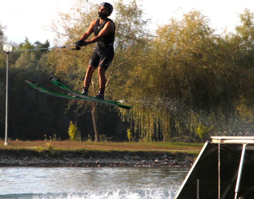 Daniele Cassioli mentre fa sci nautico