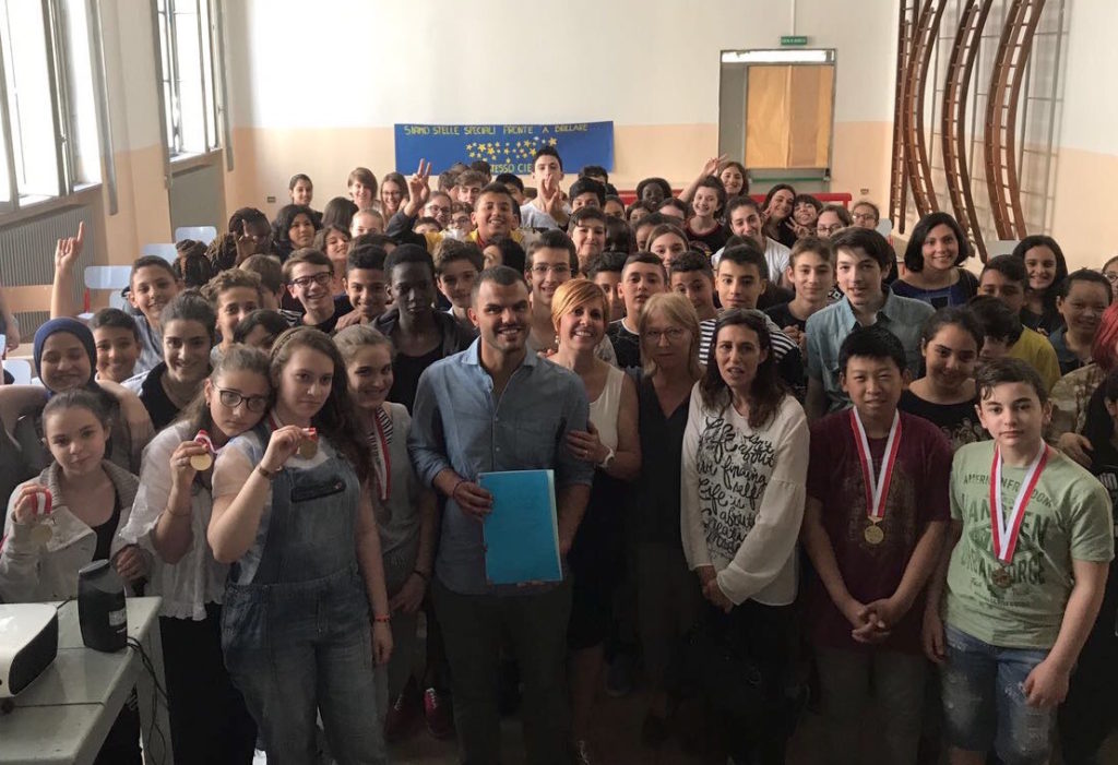 Daniele Cassioli insieme ad un gruppo di ragazzi