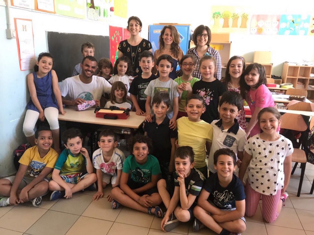 Daniele Cassioli e un gruppo di bambini