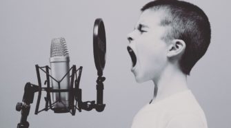 bambino urla al microfono