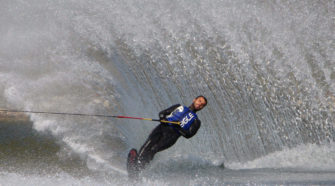 Danele Cassioli mentre fa sci nautico