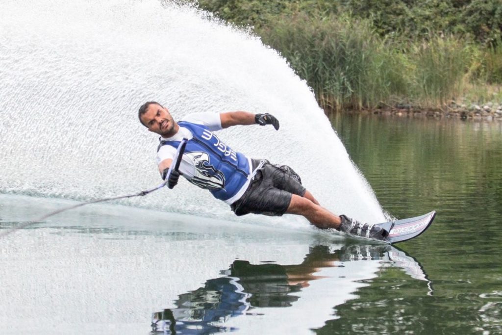 Daniele Cassioli mentre fa sci nautico